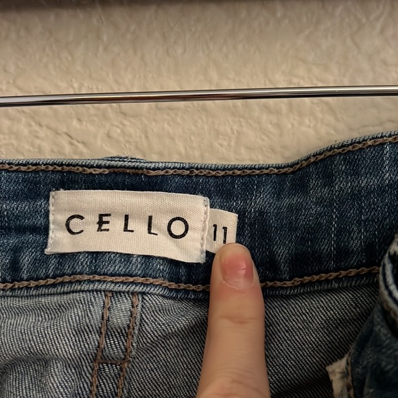 Distressed looser fit skinny jeans - Picture 6 of 6